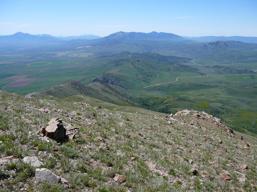 Views from the south ridge of Old Tom are expansive in all directions.