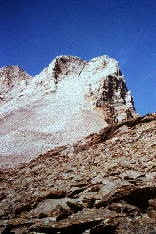 As you get closer to the col between Old Hyndman and Big Basin Peak, the route becomes clear. The "Black Dike" cuts a welcoming line up the face.